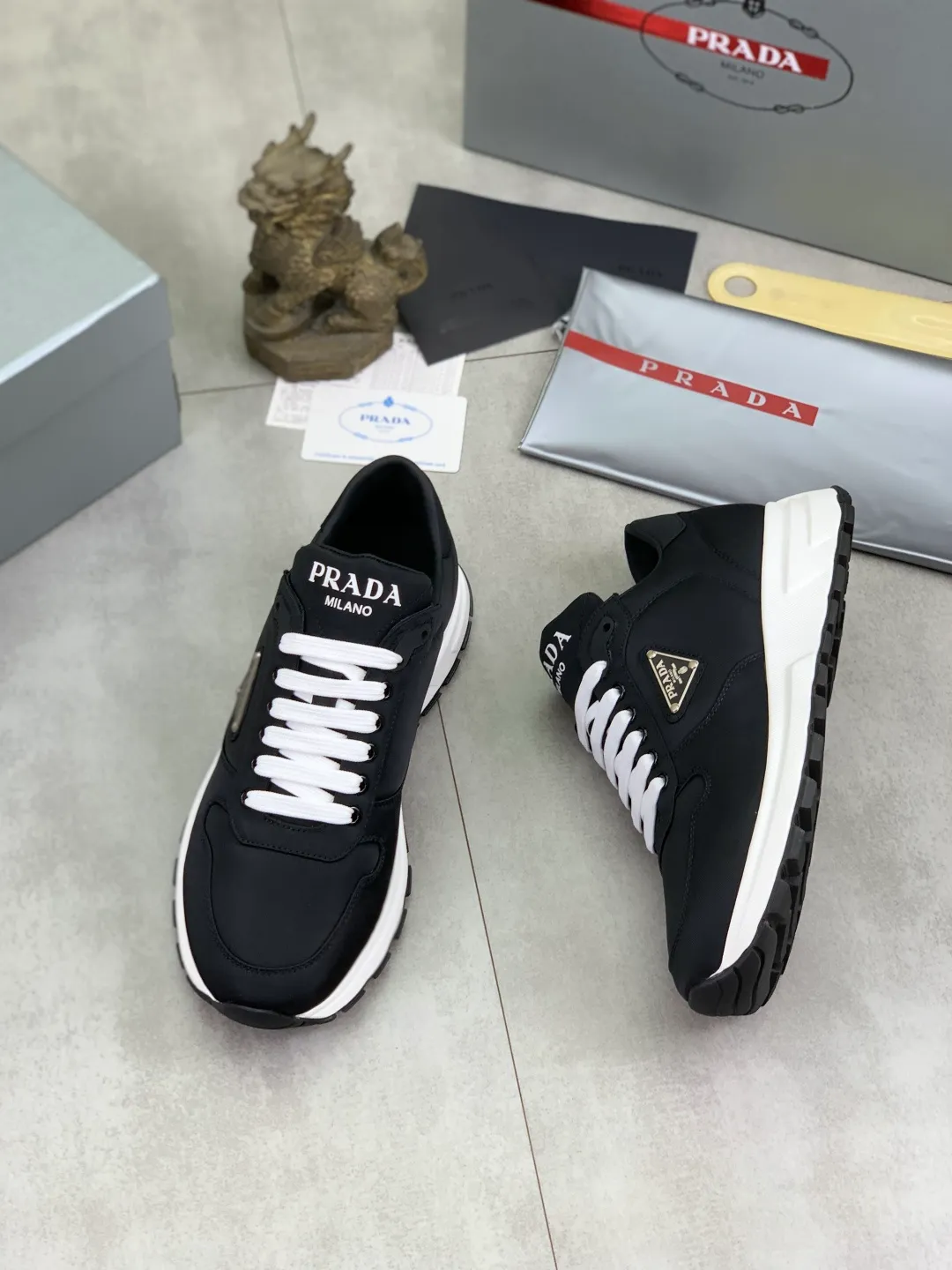 Men's shoes 💰P540 new (higher version) new PRADA (Prada) classic models are on the market at the same time, new men's shoes, 😘fabrics are selected from original imported calfskin. First layer of imported cowhide lining. The original version is awesome! 👍🏿Original open-molded non-slip PU outsole, with exquisite lines, simple and elegant, super comfortable and classy on foot, suitable for leisure travel. Code number: 38-45 (46 customized) 3️⃣ colors available